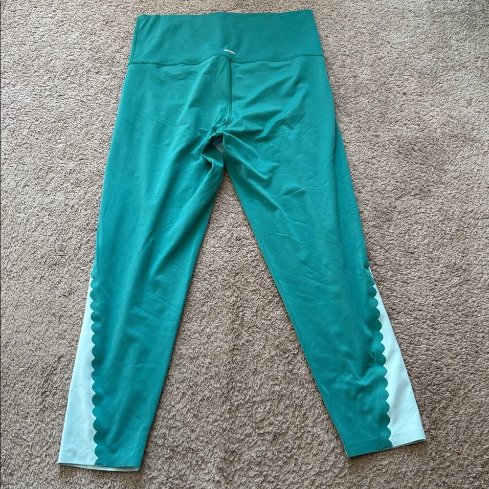 aerie scallop detail